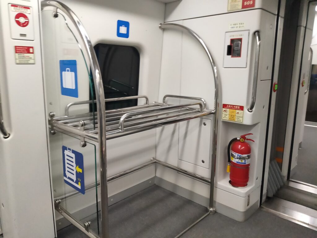 AREX車内　荷物置き場