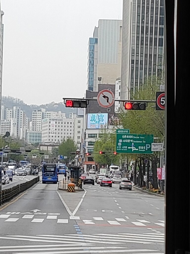 韓国の道路とバス用信号機