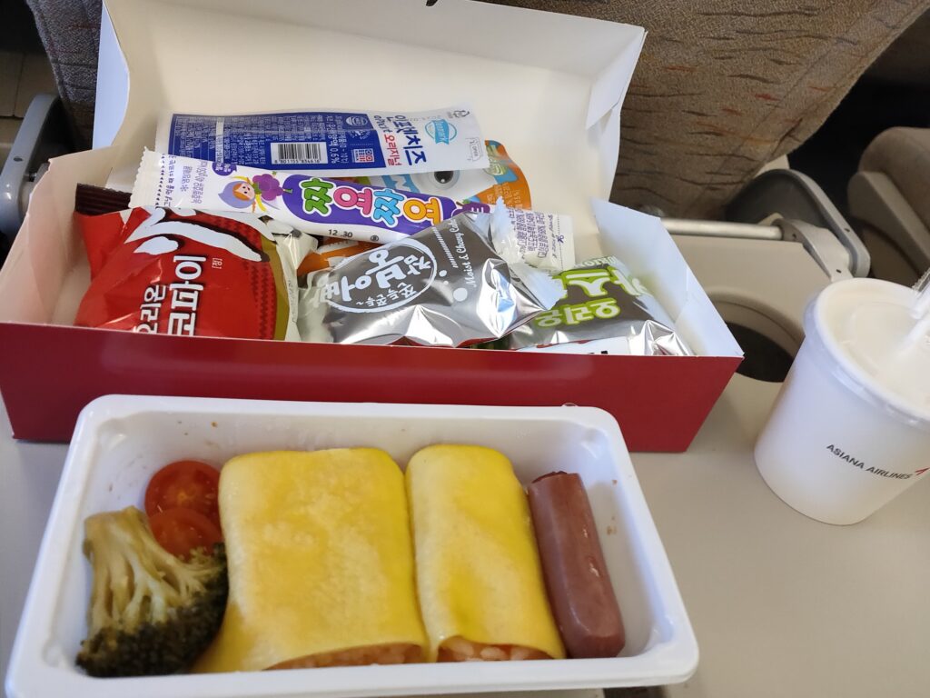 アシアナ航空機内食　オムライスとソーセージ